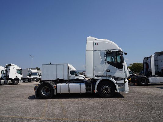 Vehicle image 2 / 14