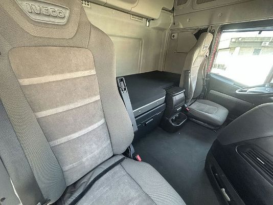 Vehicle image 3 / 13