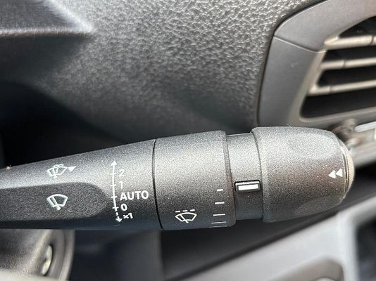 Vehicle image 12 / 15