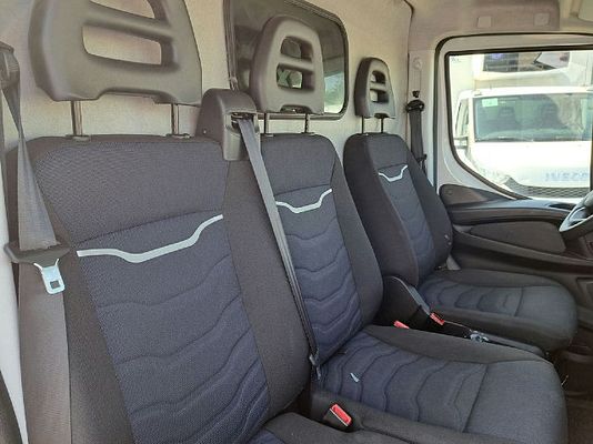 Vehicle image 4 / 15
