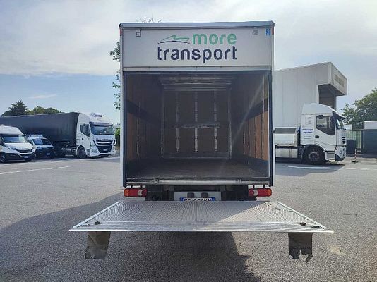 Vehicle image 6 / 9