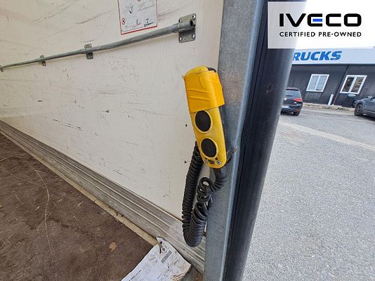 Vehicle image 11 / 16