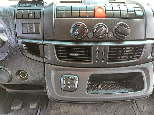 Vehicle image 11 / 15