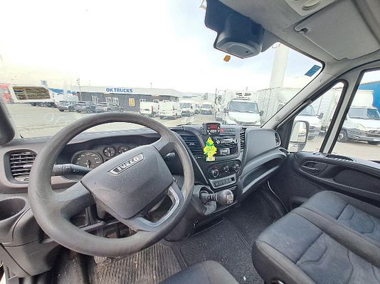 Vehicle image 9 / 12