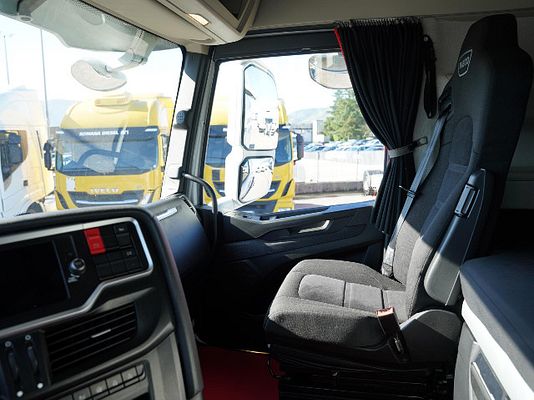 Vehicle image 9 / 12