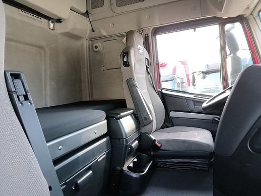 Vehicle image 4 / 17