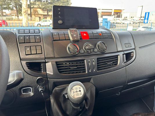 Vehicle image 9 / 15