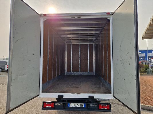 Vehicle image 7 / 12