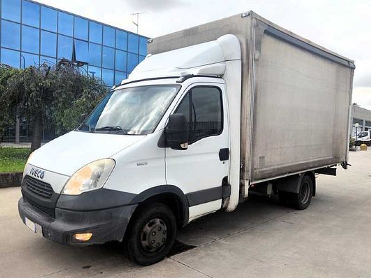 Vehicle image 1 / 13