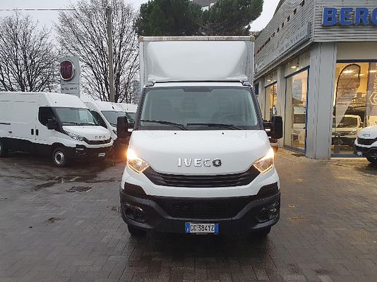 Vehicle image 2 / 9