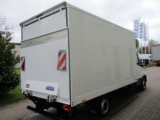 Vehicle image 3 / 5