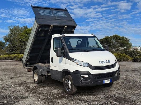 Vehicle image 2 / 15