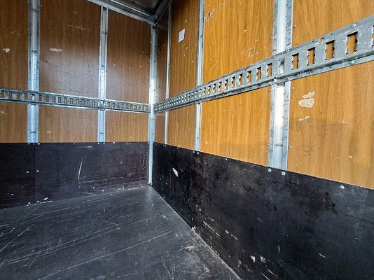 Vehicle image 8 / 14