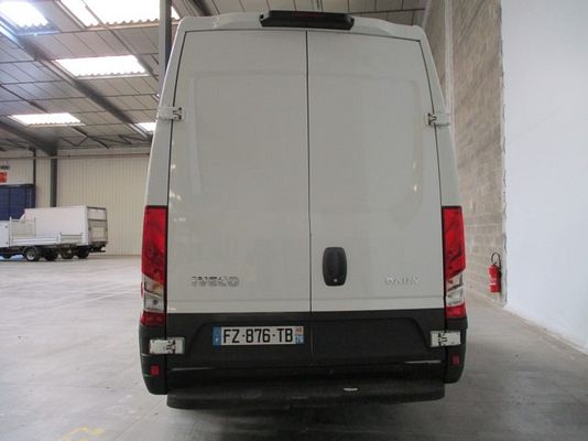 Vehicle image 2 / 5