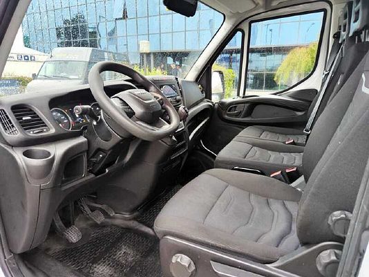 Vehicle image 6 / 9