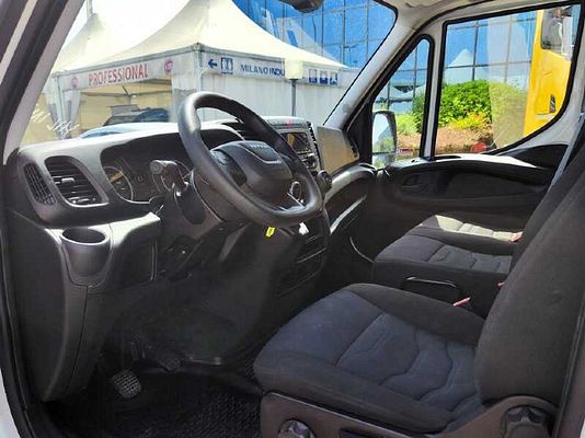 Vehicle image 6 / 10