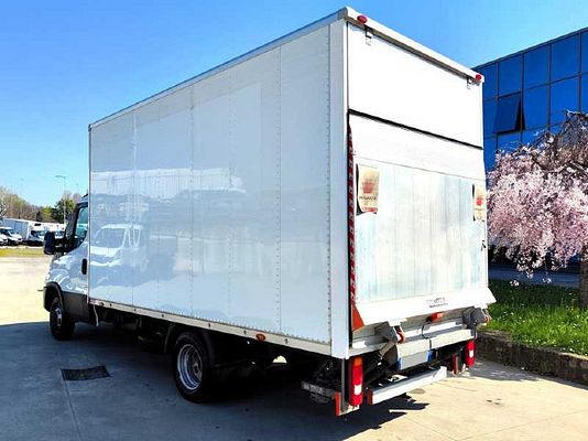 Vehicle image 4 / 13