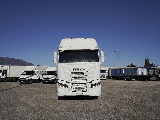 Vehicle image 2 / 12