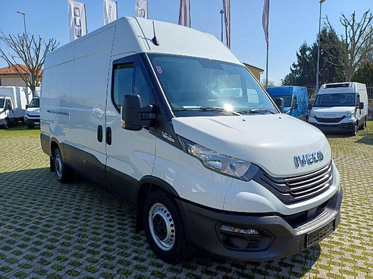 Vehicle image 2 / 10