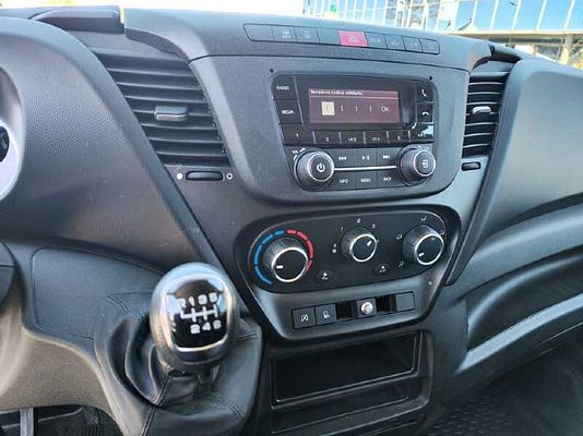 Vehicle image 9 / 11