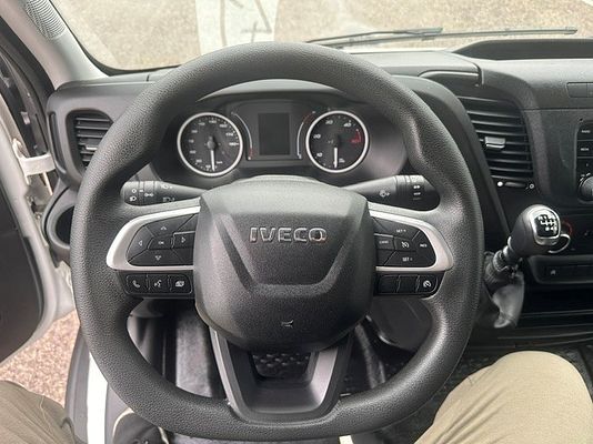 Vehicle image 16 / 18