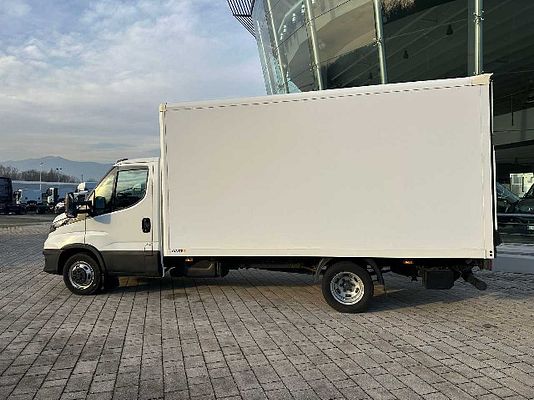 Vehicle image 5 / 13
