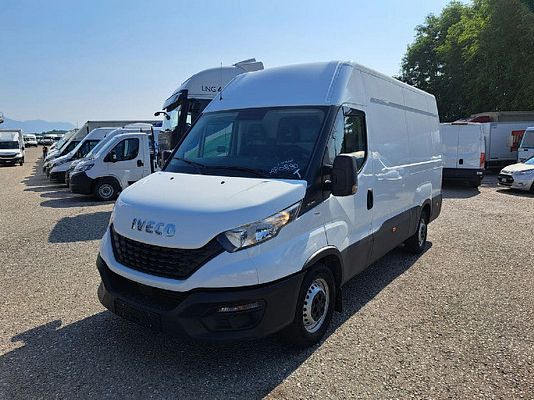 Vehicle image 1 / 15