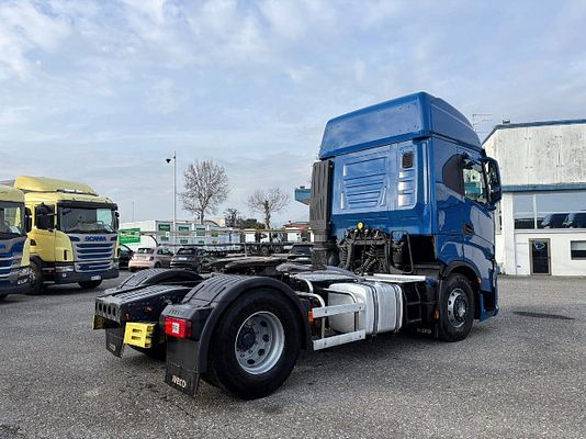 Vehicle image 4 / 15