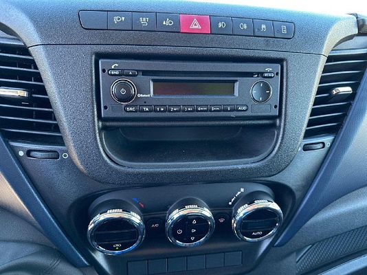 Vehicle image 15 / 17