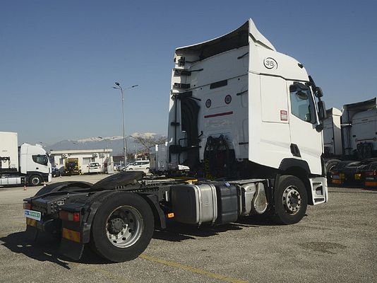 Vehicle image 2 / 5