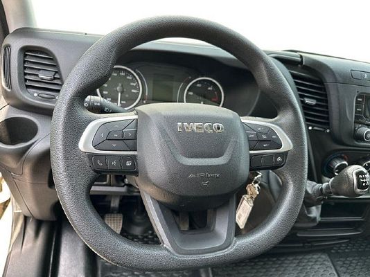 Vehicle image 10 / 12
