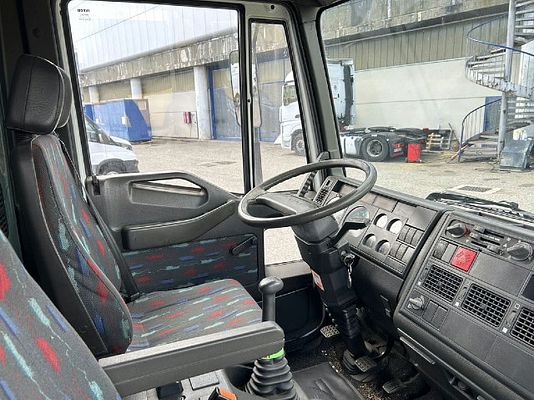 Vehicle image 4 / 19