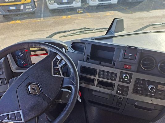 Vehicle image 5 / 6