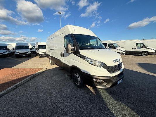Vehicle image 5 / 15