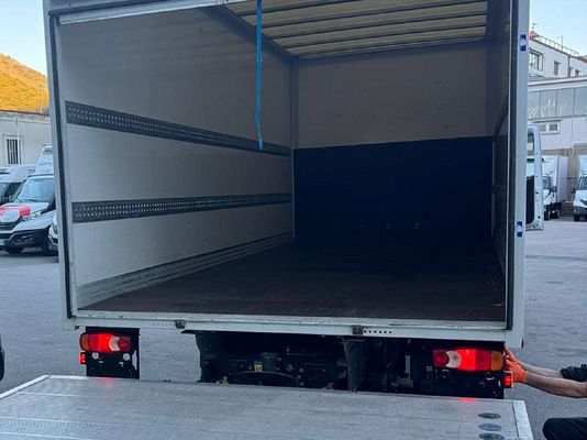 Vehicle image 5 / 6