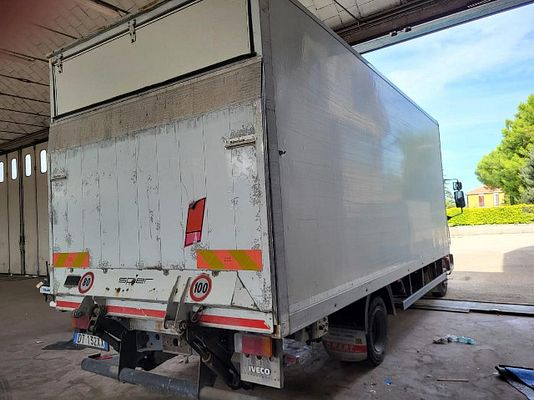 Vehicle image 4 / 5