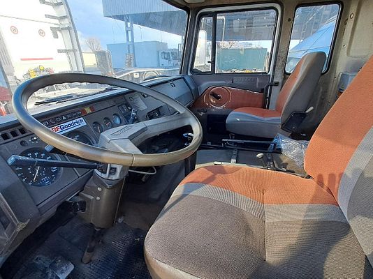 Vehicle image 8 / 12
