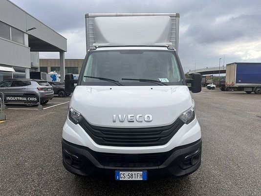 Vehicle image 2 / 18