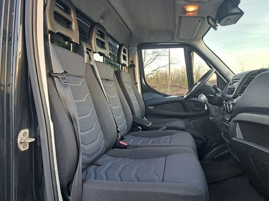 Vehicle image 3 / 16