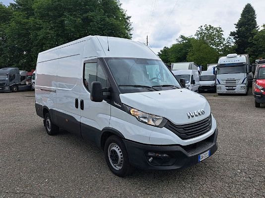 Vehicle image 3 / 16