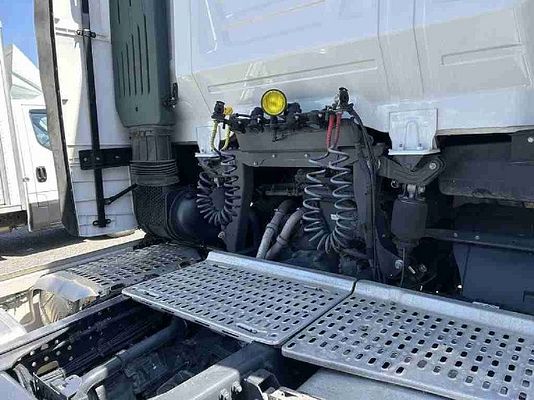 Vehicle image 5 / 17