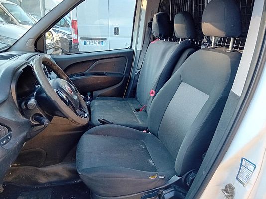 Vehicle image 8 / 12