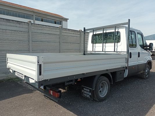Vehicle image 4 / 5