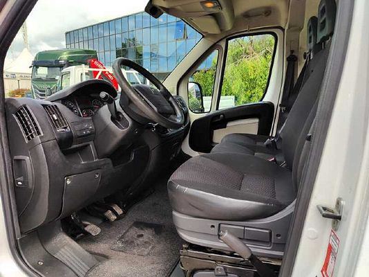 Vehicle image 6 / 12