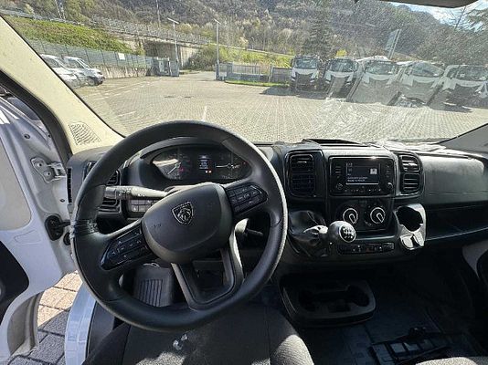 Vehicle image 9 / 9