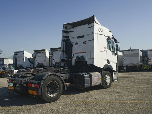 Vehicle image 2 / 5