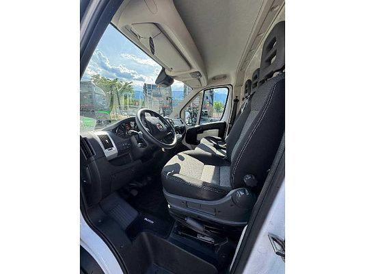 Vehicle image 6 / 8