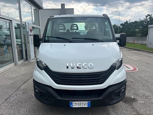 Vehicle image 2 / 13