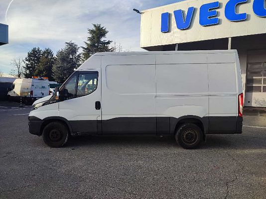 Vehicle image 2 / 10