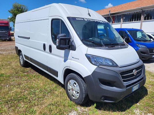 Vehicle image 3 / 8